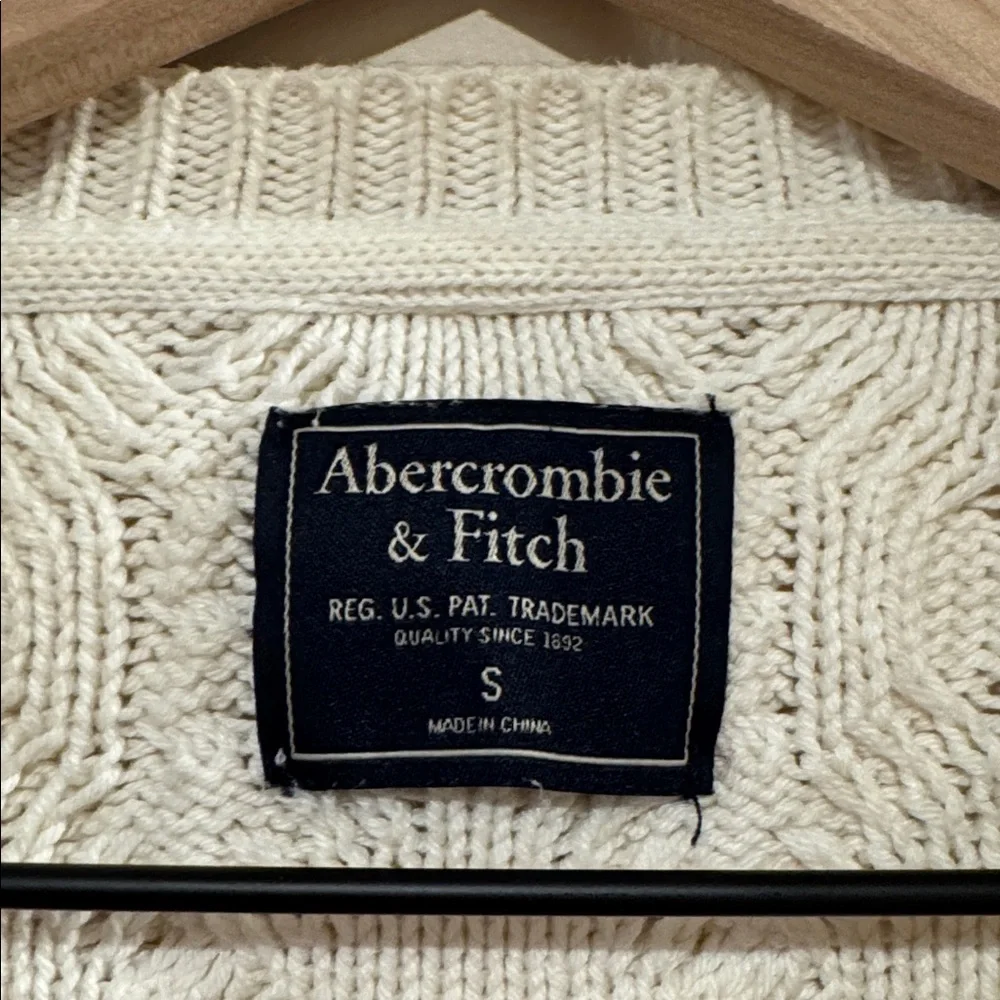 Abercrombie & Fitch Cream‎ Cableknit Sweater Size S
